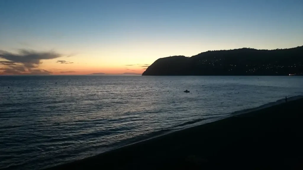Puesta de sol en la playa de la Herradura