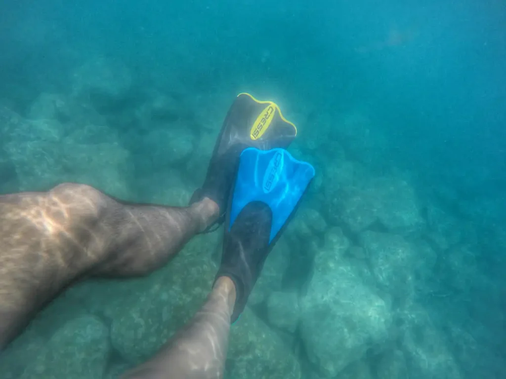 Practicando esnorquel en la playa de la Herradura