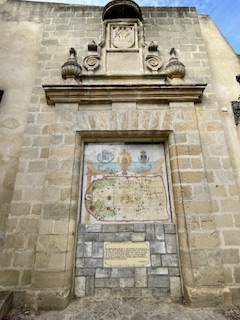 Réplica del primer Mapa mundi junto al Castillo